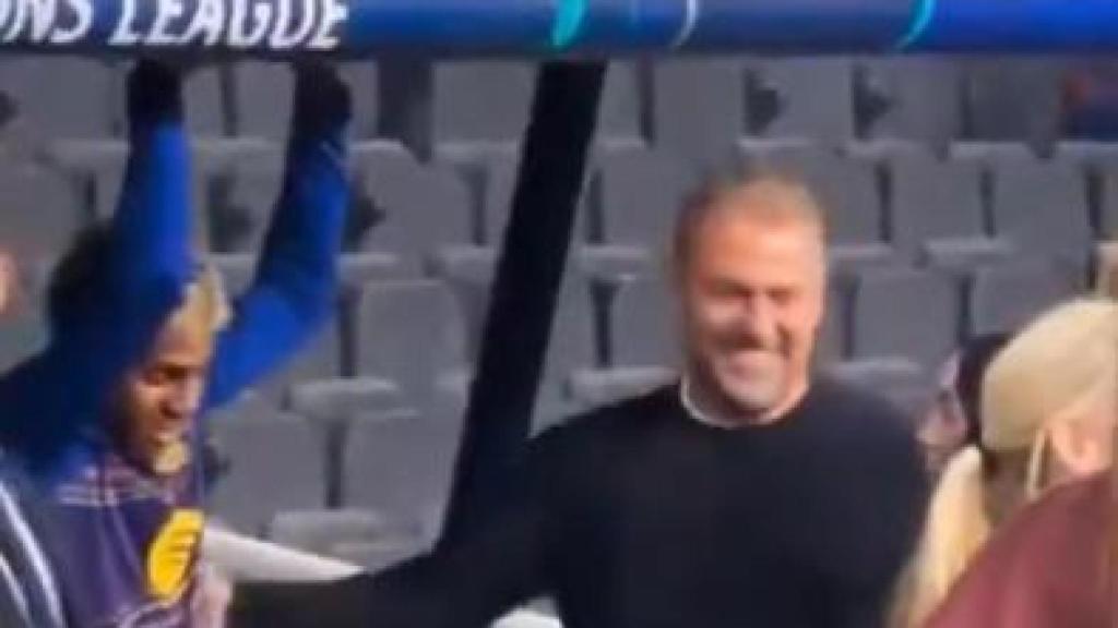 Hansi Flick saluda a Lamine Yamal y Nicki Nicole en el césped de Montjuïc