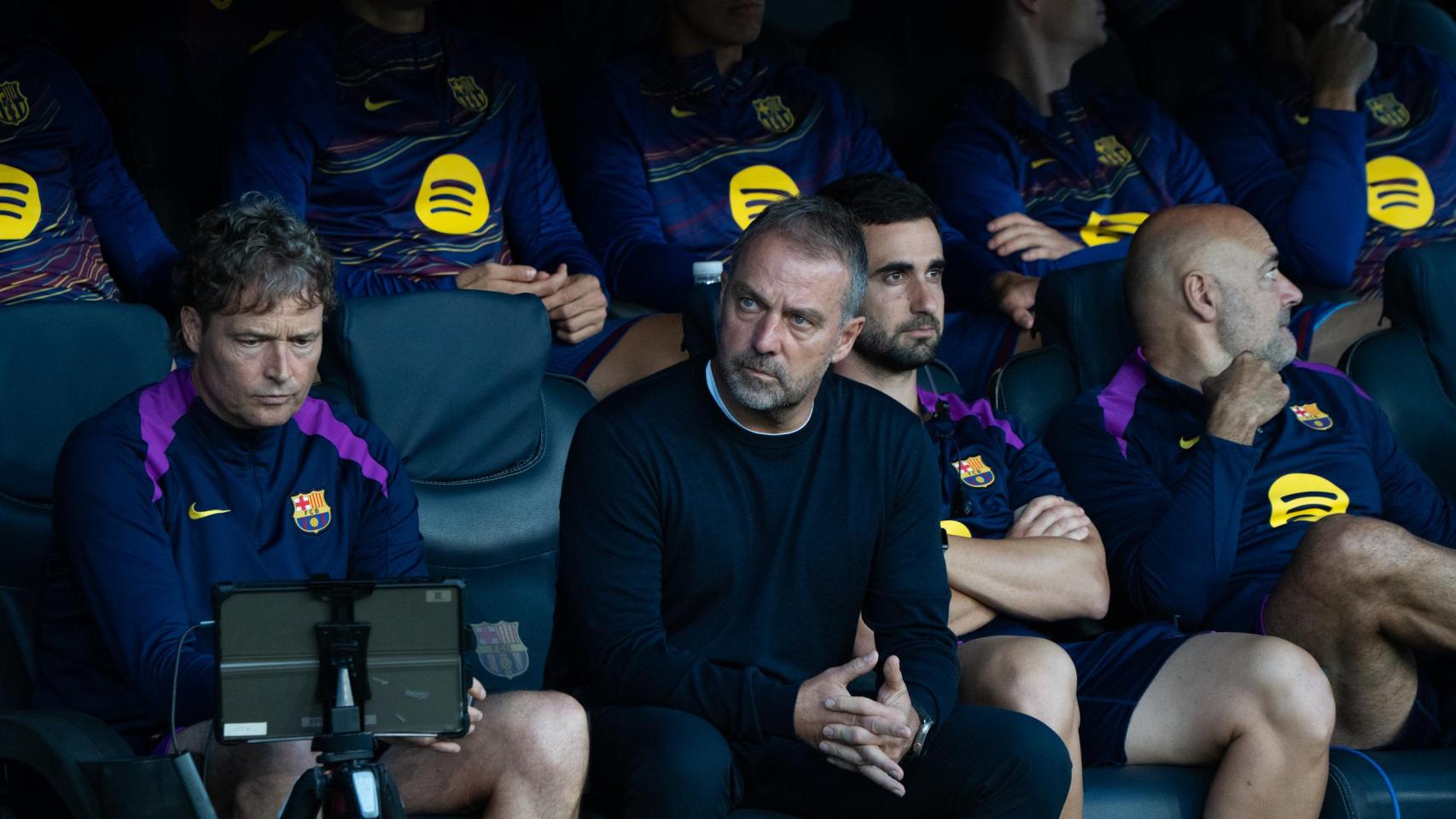 Hansi Flick lidera el banquillo del Barça ante el partido contra Olympiacos