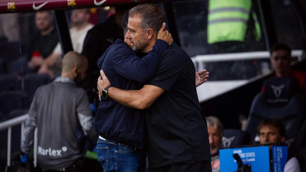 Hansi Flick s'abraça amb Míchel Sánchez en el derbi Barça-Girona