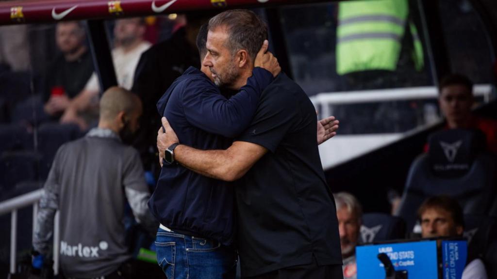 Hansi Flick se abraza con Míchel Sánchez en el derbi Barça-Girona