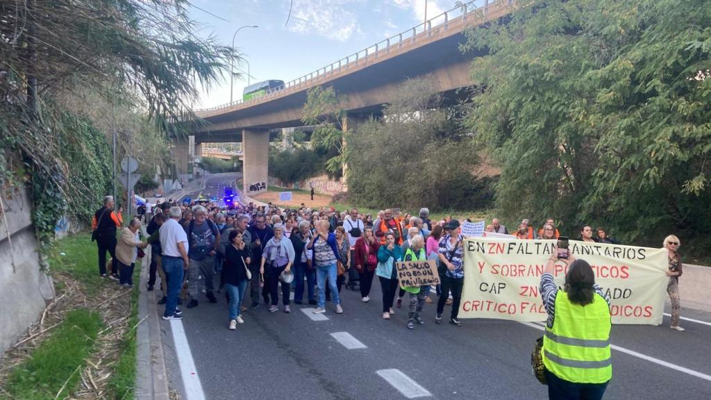 Un grupo de manifestantes cortando la carretera C-17 a la altura de Ciudad Meridiana (Barcelona) para reclamar más personal sanitario