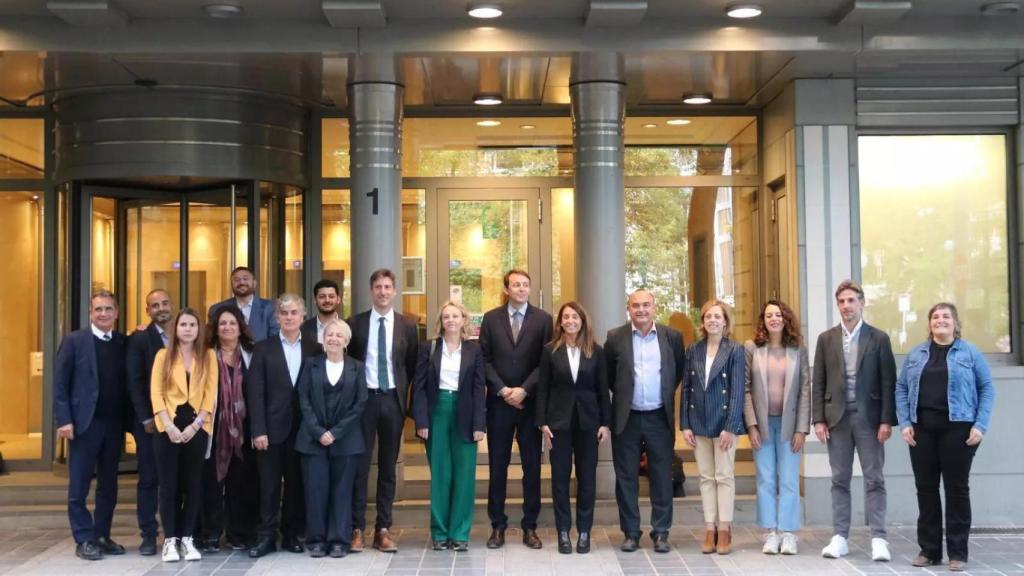 Foto de familia del equipo de la nueva sede de la ACM en Bruselas (Bélgica)