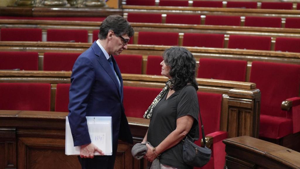 El 'president' de la Generalitat, Salvador Illa, y la diputada de la CUP, Pilar Castillejo, en el Parlament tras su vuelta de la Flotilla por Palestina
