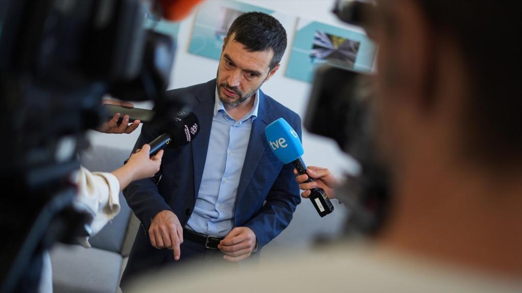 El ministro de Derechos Sociales, Consumo y Agenda 2030, Pablo Bustinduy, atiende a los medios de comunicación, a 24 de octubre de 2025, en Sedaví, Valencia