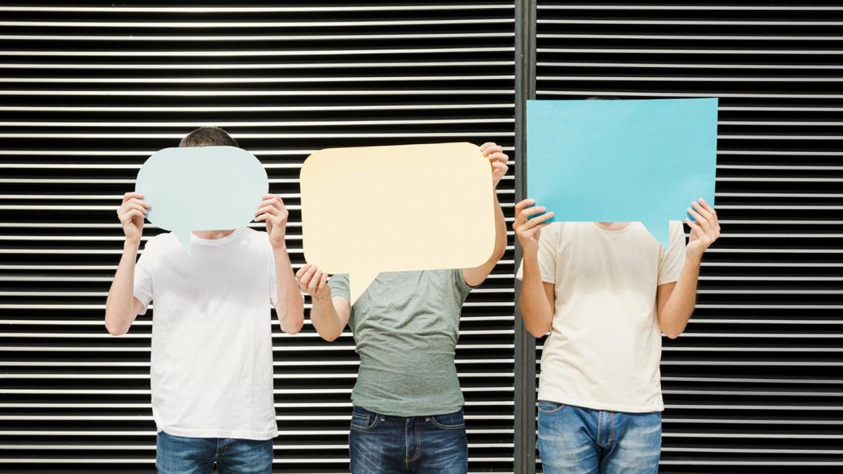 Tres jóvenes con tres bocadillos que les tapan las caras