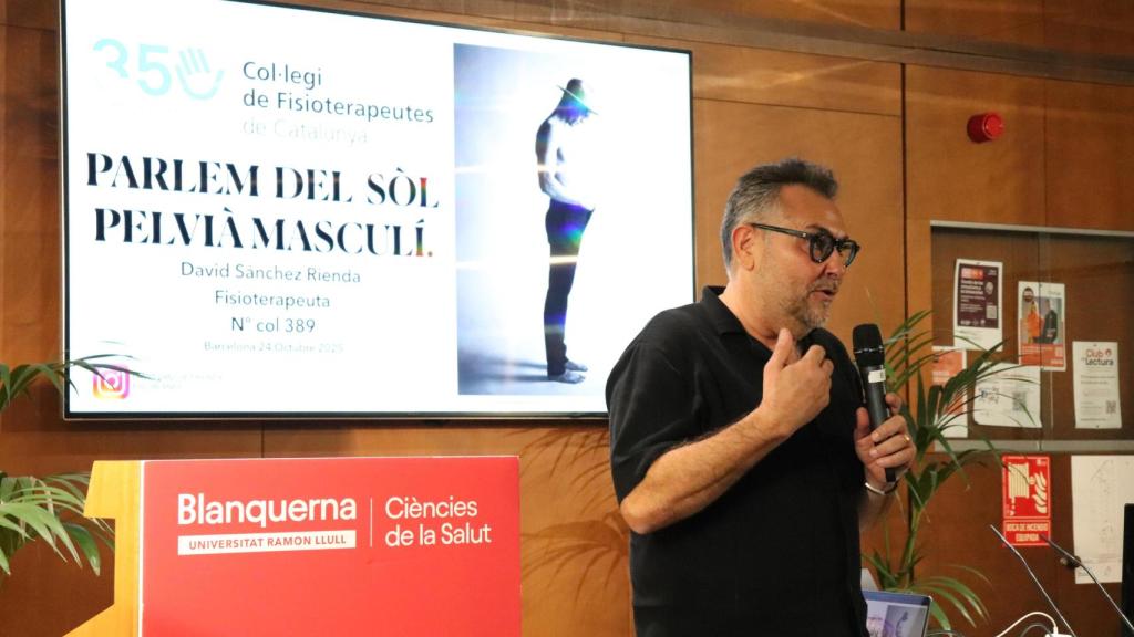El fisioterapeuta David Sánchez Rienda durante la charla en Barcelona sobre el suelo pélvico masculino