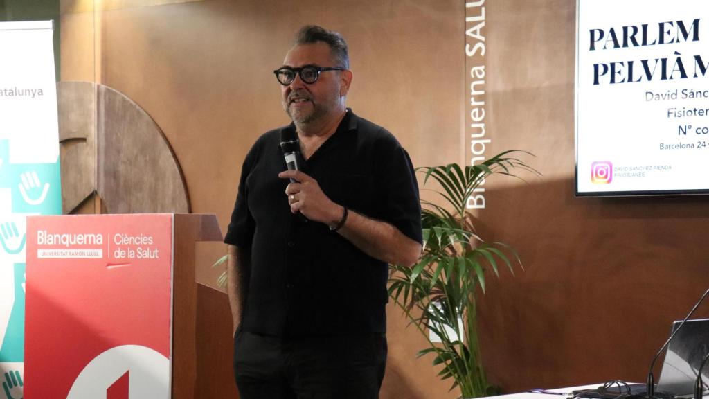 El fisioterapeuta David Sánchez Rienda durant la xerrada a Barcelona sobre el sòl pèlvic masculí