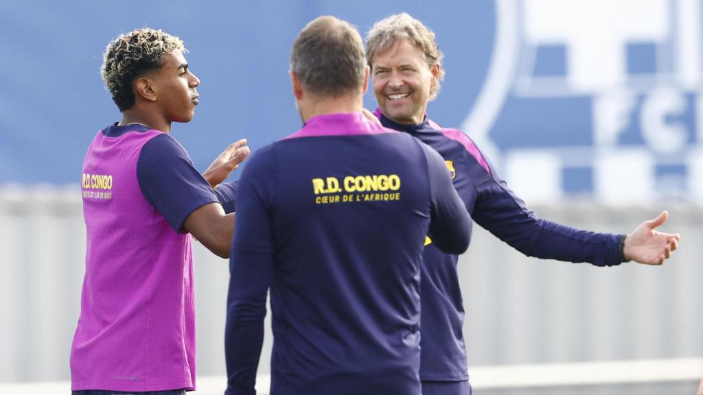 Marcus Sorg, Hansi Flick i Lamine Yamal xerren a l'entrenament previ al Reial Madrid-Barça