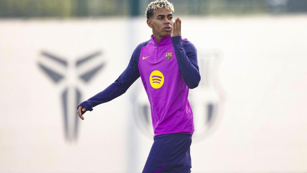 Lamine Yamal lanza un beso a la grada en el entrenamiento previo al Real Madrid-Barça