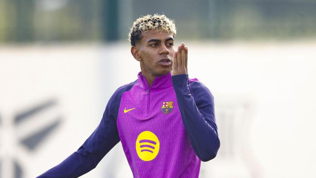 Lamine Yamal lanza un beso a la grada en el entrenamiento previo al Real Madrid-Barça