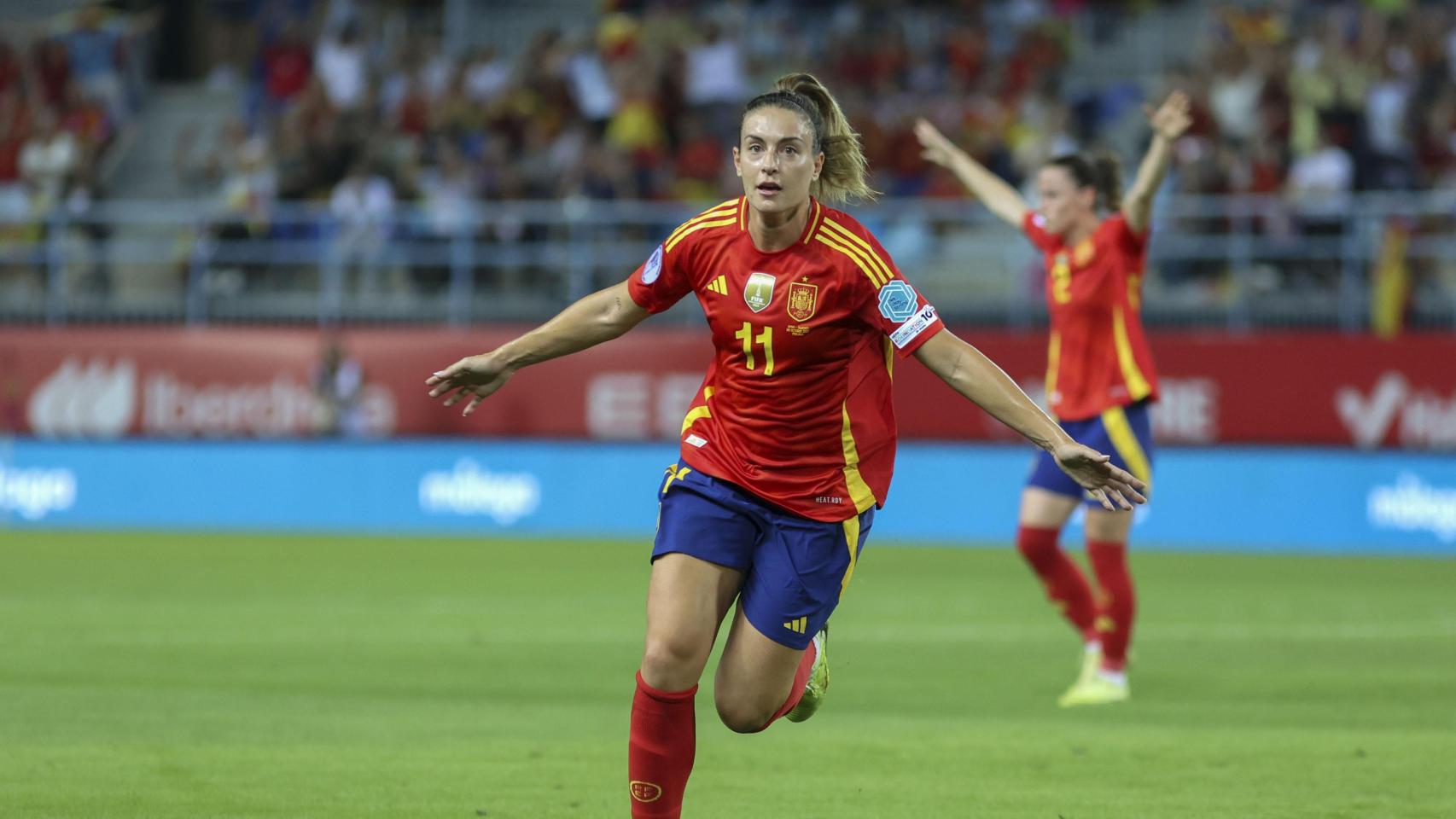 Alexia Putellas celebra su primer gol en las semifinales de la Nations League, antes de la lesión de Salma Paralluelo