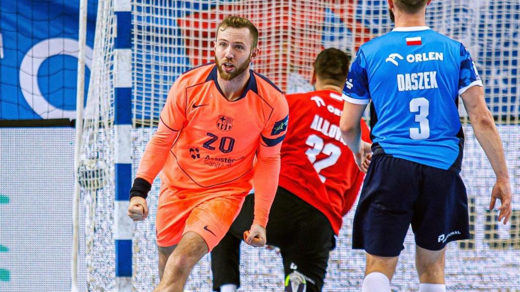 Aleix Gómez celebra un gol del Barça de balonmano contra el Wisla Plock