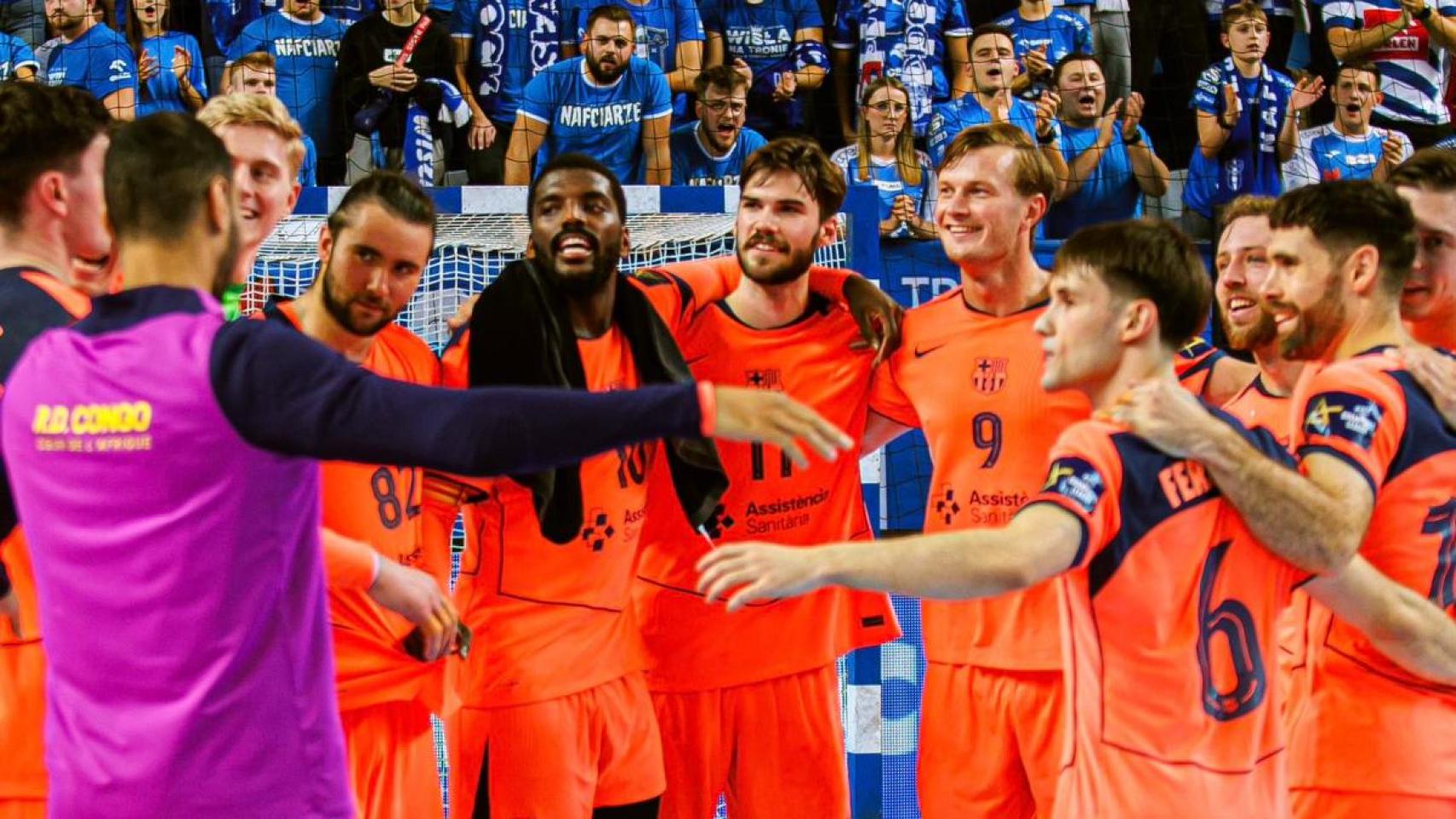 Los jugadores del Barça de balonmano celebran la victoria contra el Wisla Plock