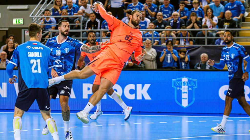 Luis Frade lanza a portería en el Wisla Plock-Barça de balonmano de la Champions League