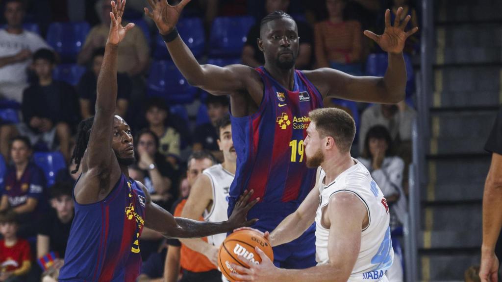 Myles Cale i Youssoupha Fall defensen una acció al Barça de bàsquet-Río Breogán