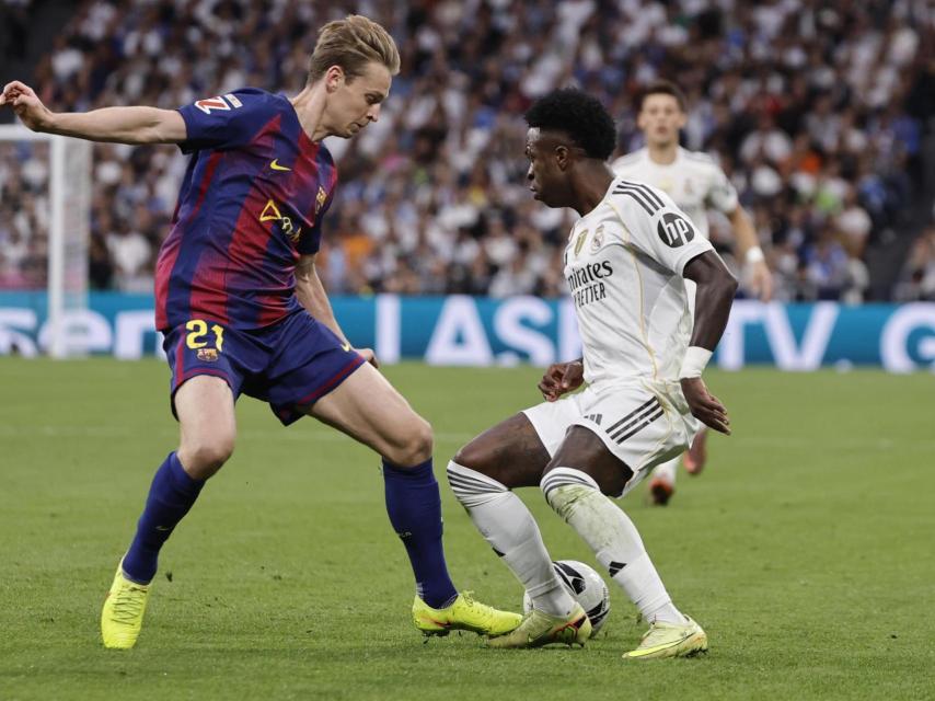 Frenkie de Jong, davant Vinicius