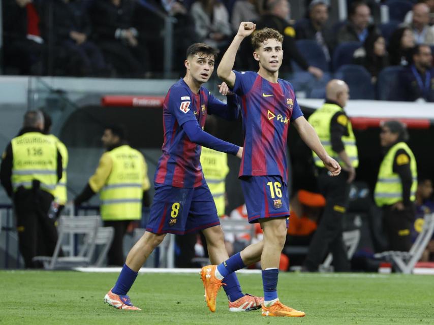 Fermín López i Pedri celebren el gol del Barça en el clàssic contra el Reial Madrid