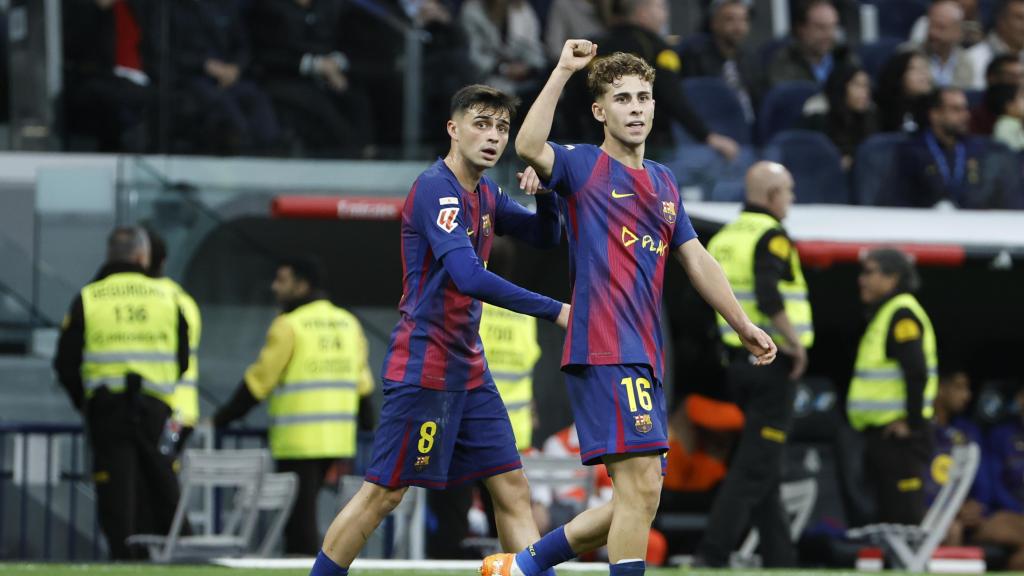 Fermín López i Pedri celebren el gol del Barça al clàssic contra el Real Madrid