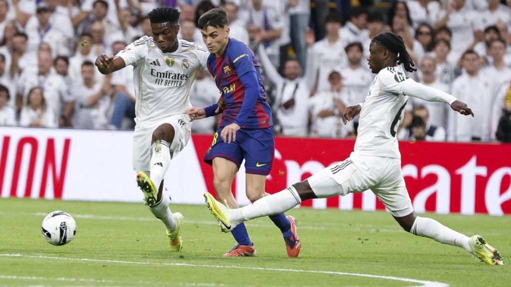 Pedri lluita per la pilota amb Eduardo Camavinga i Aurelién Tchouameni