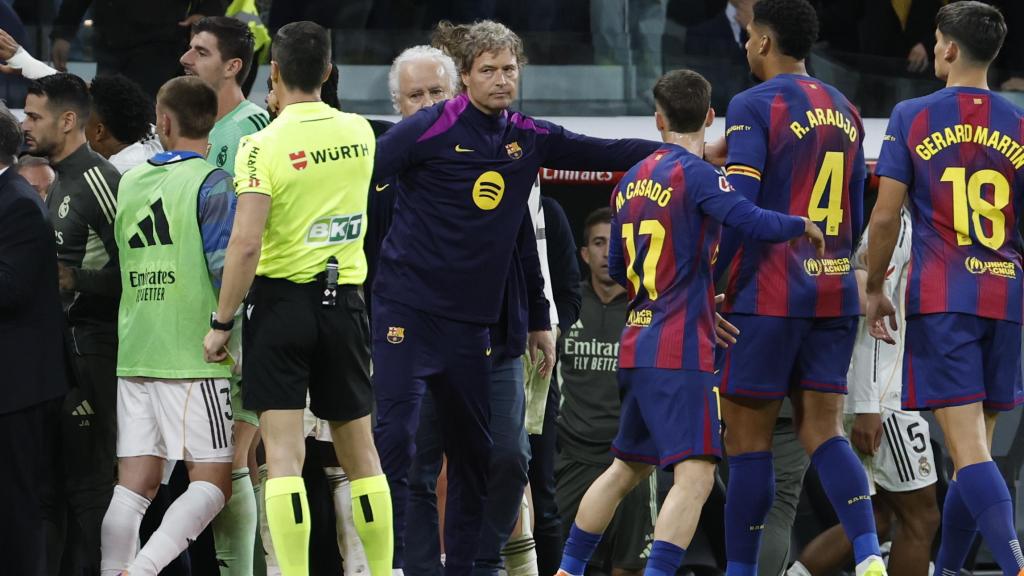 Marcus Sorg separa els jugadors del Barça de la tangana contra el Reial Madrid