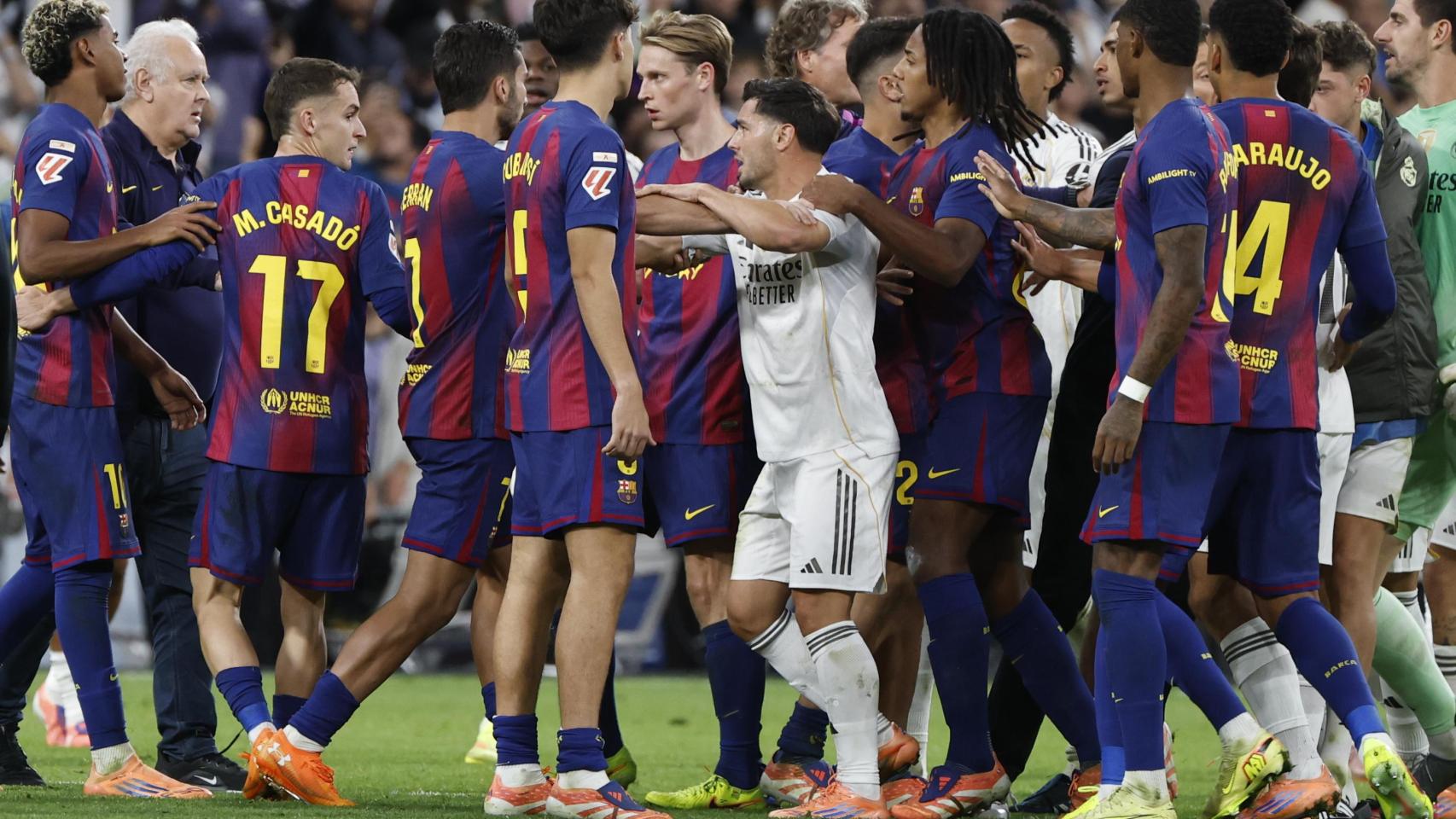 La tangana entre los jugadores del Real Madrid y el Barça al término del clásico