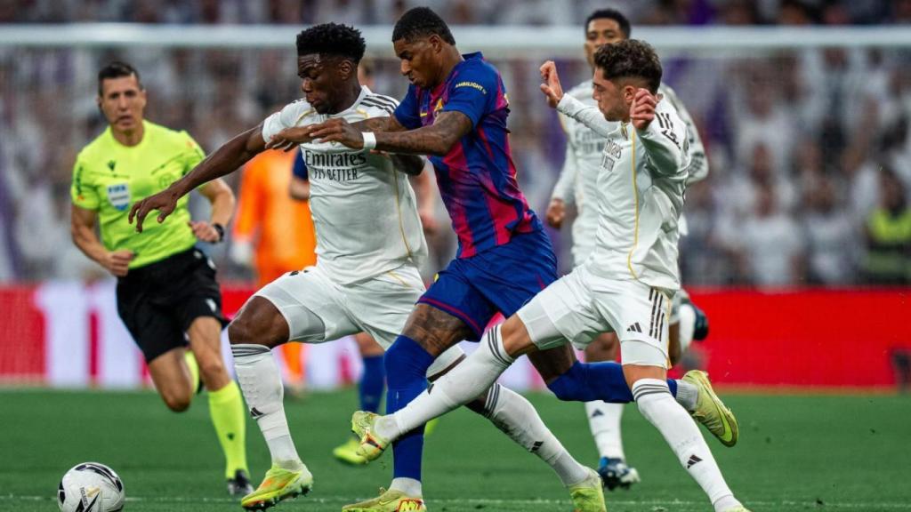 Marcus Rashford encara a Fede Valverde i Aurelién Tchouameni en el clàssic Real Madrid-Barça