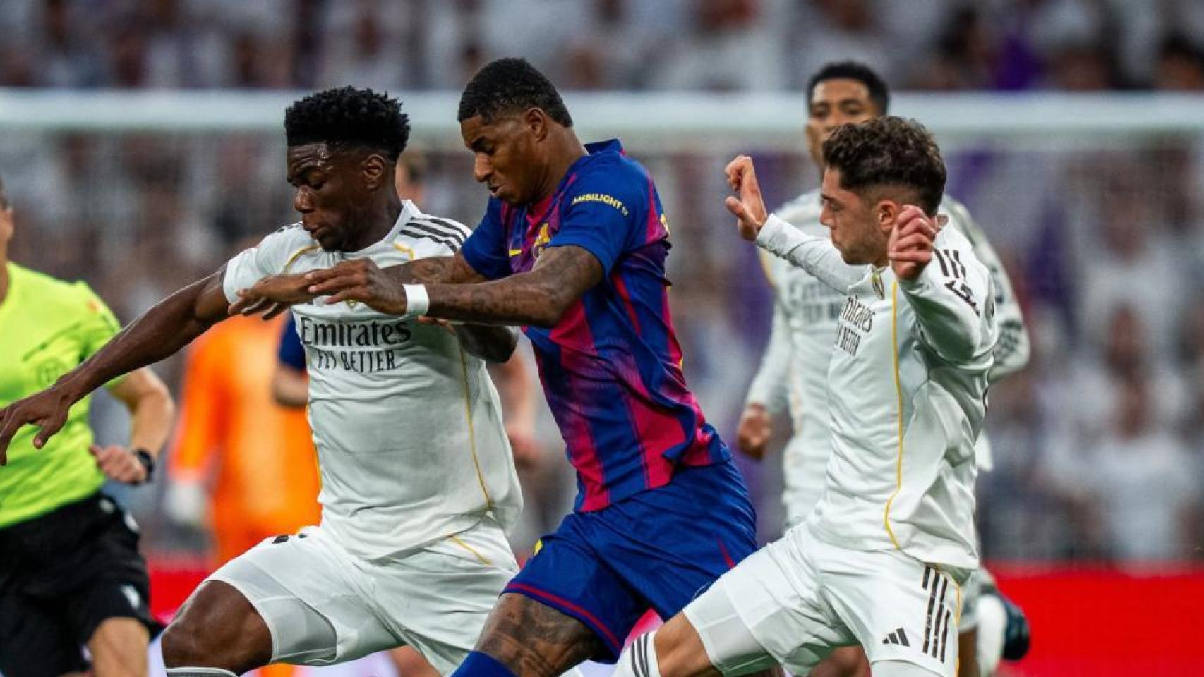 Marcus Rashford encara a Fede Valverde y Aurelién Tchouameni en el clásico Real Madrid-Barça