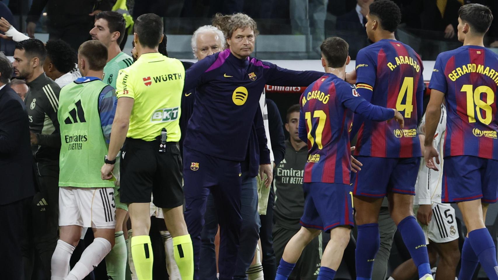 Marcus Sorg separa a los jugadores del Barça de la tangana contra el Real Madrid