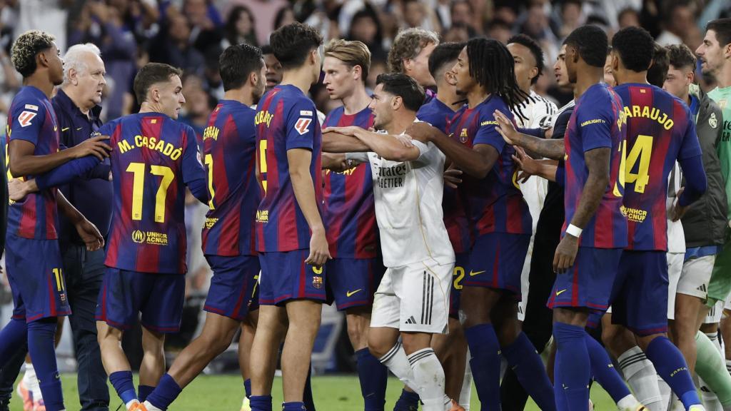 La tangana entre los jugadores del Real Madrid y el Barça al término del clásico