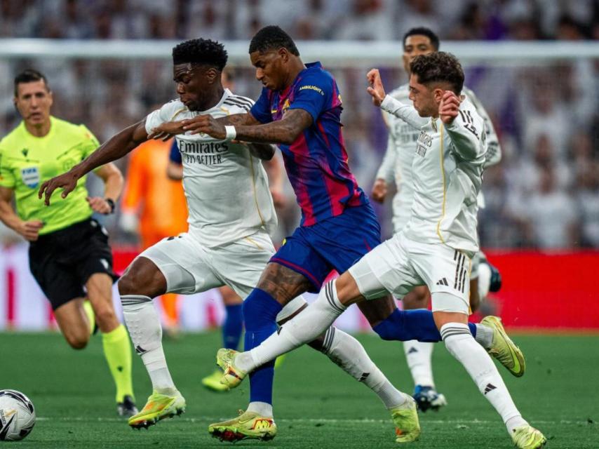 Marcus Rashford encara a Fede Valverde y Aurelién Tchouameni en el clásico Real Madrid-Barça