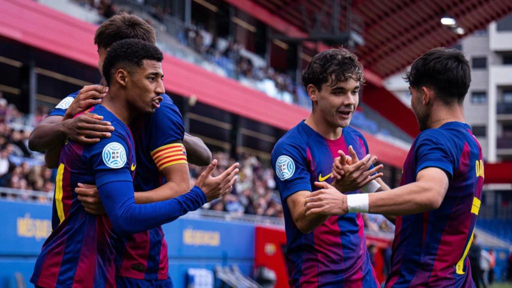 Los jugadores del Barça B celebran un gol de Óscar Ureña contra la UD Poblense