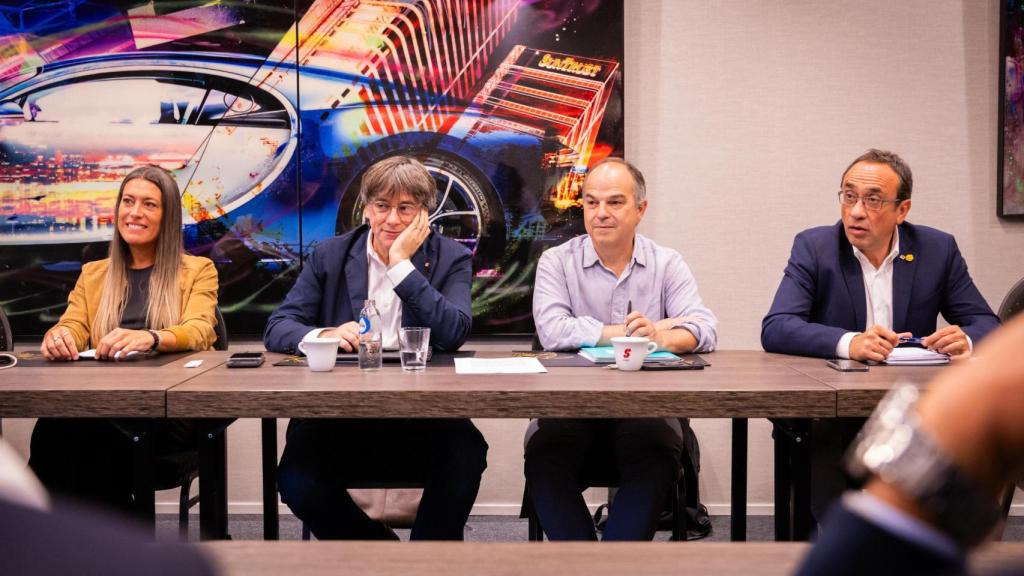 El expresidente de la Generalitat y líder de Junts, Carles Puigdemont, junto con el secretario general de Junts, Jordi Turull, el presidente del Parlament, Josep Rull, y la presidenta de Junts en el Congreso, Miriam Nogueras