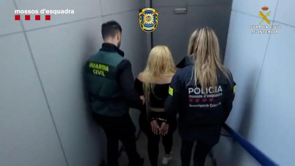 Una detenció durant l'operació per desarticular una xarxa transnacional de tràfic de persones amb finalitats d'explotació sexual