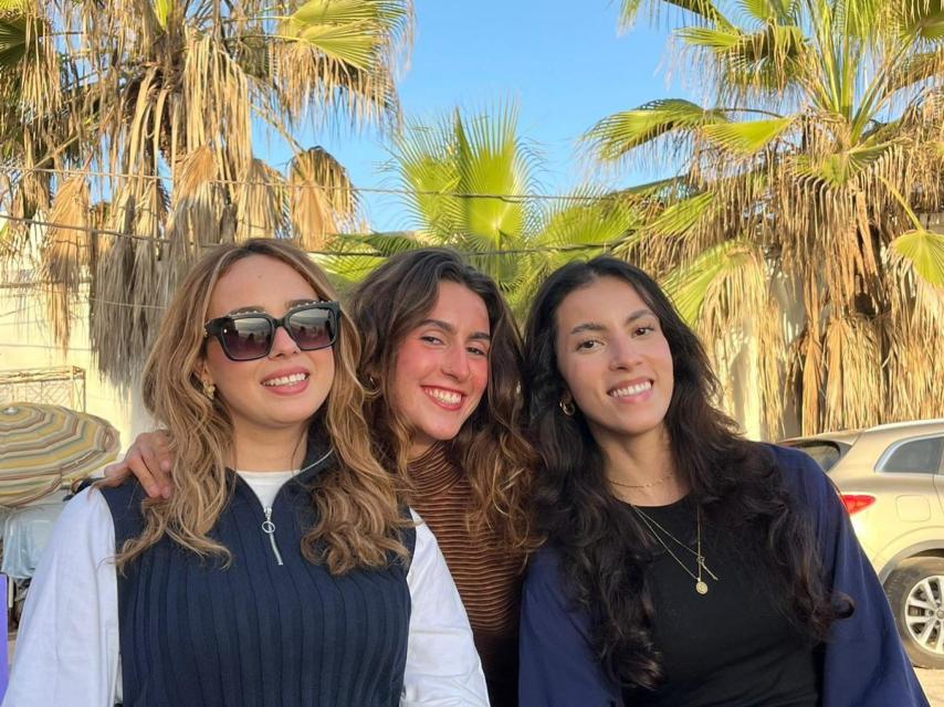 Jana con dos de sus alumnas de baile