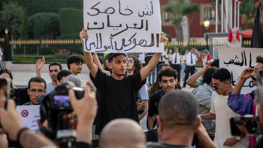 Manifestantes levantan carteles durante una protesta organizada por el colectivo autodenominado “GenZ 212” en Rabat, Marruecos, el 18 de octubre de 2025. El grupo protestó para exigir reformas en la sanidad y la educación públicas.