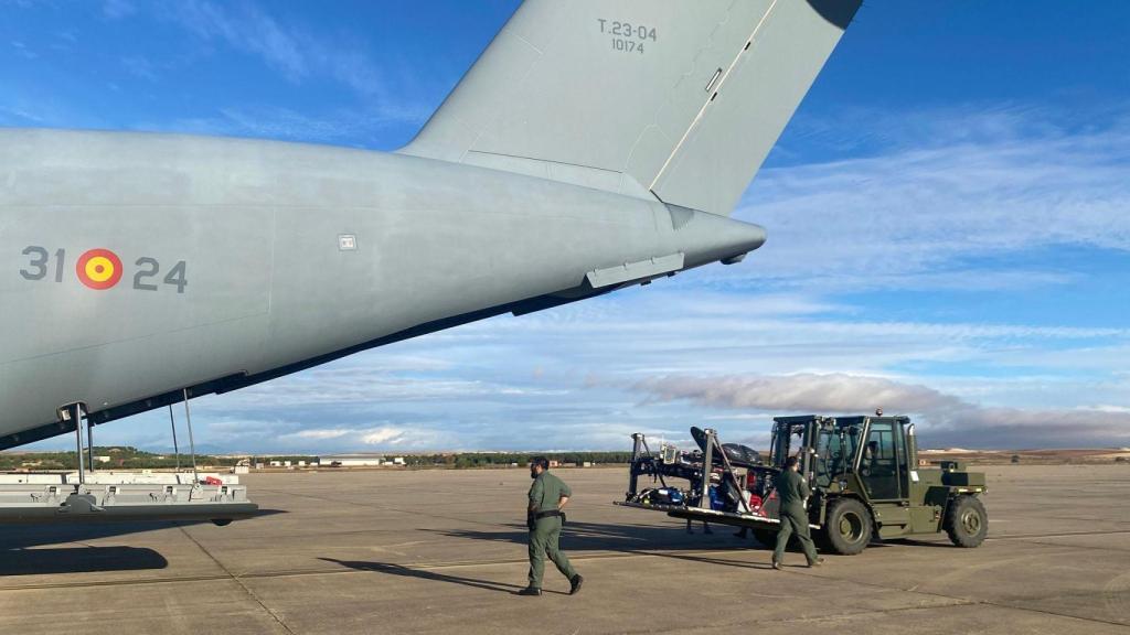 Efectivos del Ejército del Aire preparan uno de los aviones medicalizados que ha viajado a Jordania antes del despegue en Torrejón de Ardoz