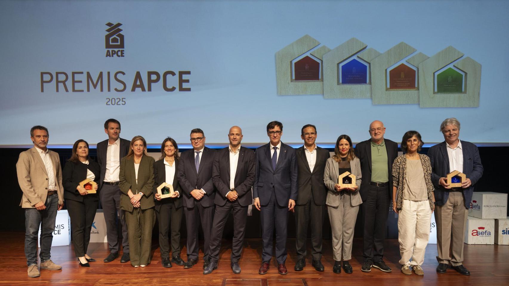 Foto de família de los galardonados con los Premios APCE 2025, acompañados del presidente de la Generalitat, Salvador Illa y de Xavier Vilajoana, presidente de APCE.