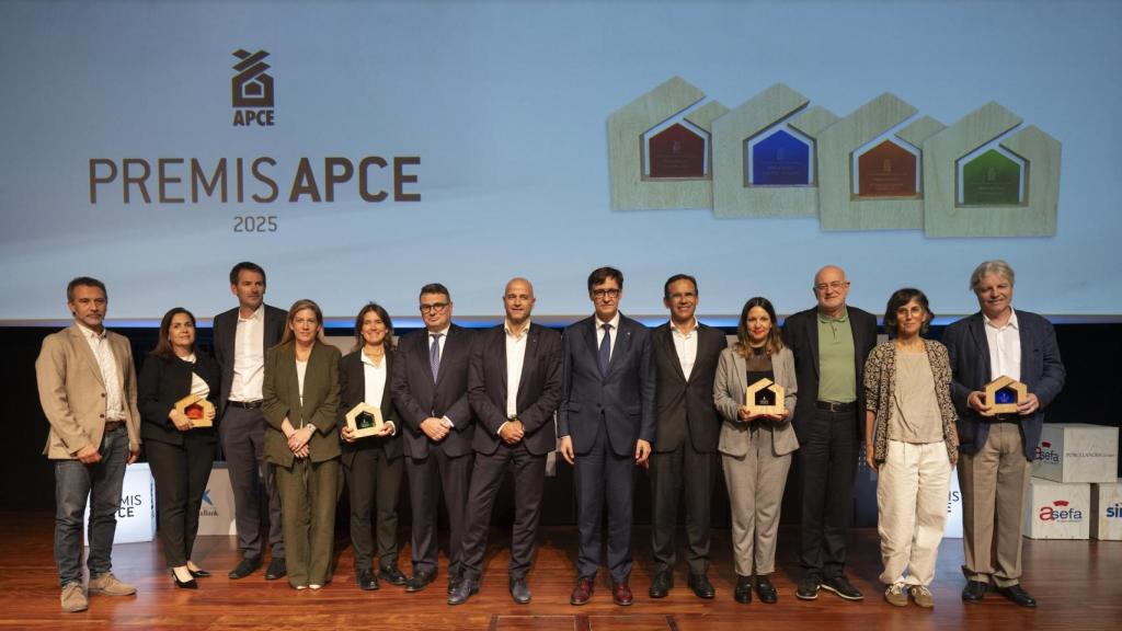 Foto de família de los galardonados con los Premios APCE 2025, acompañados del presidente de la Generalitat, Salvador Illa y de Xavier Vilajoana, presidente de APCE.