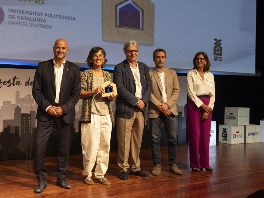 Premi APCE 2025 a Innovació i Tecnologia: Cristina Pardal March, Enrique Corbat Diaz, de la UPC, i Toni Amich Llacuna, de Sempergreen España, reben el guardó de mans de Xavier Vilajoana (APCE) i Maria Alsina (CaixaBank)