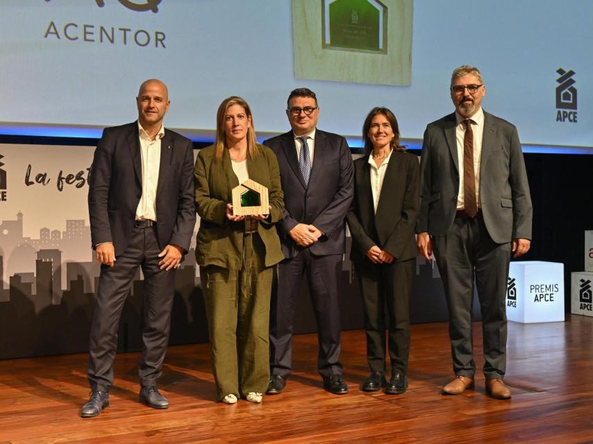 Premi APCE 2025 a la Sostenibilitat: Emma Martell, José Antonio Alfonso i Margarita Massagué, d’AQ Acentor, reben el guardó de mans de Xavier Vilajoana (APCE) i Joan Ramon Riera (Ajuntament de Barcelona)