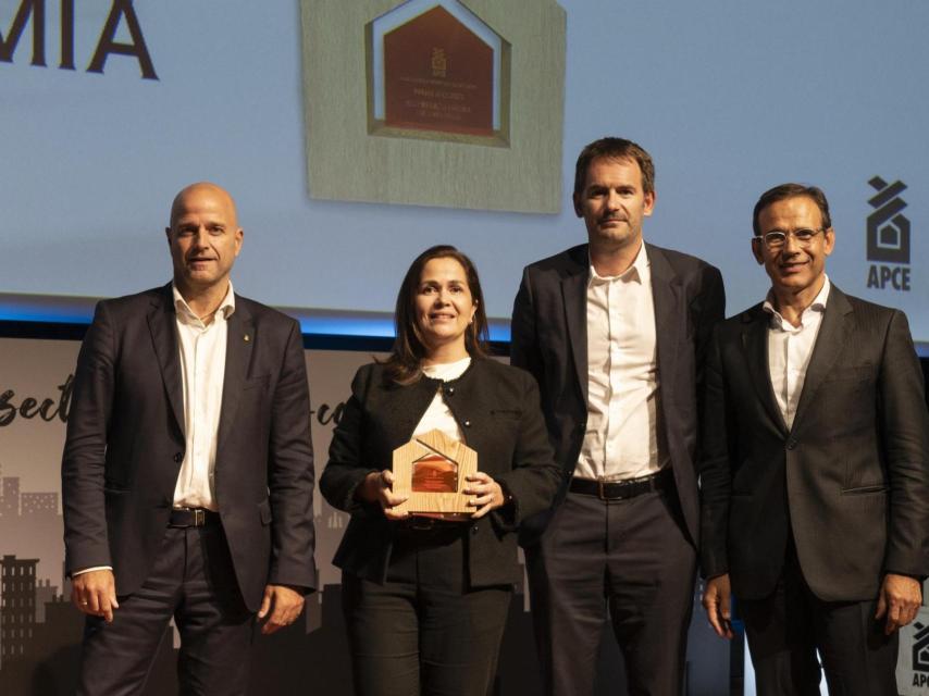 Premi APCE 2025 a la Regeneració Urbana i Rehabilitació: Mònica Romero i Ramon Casanovas, de Culmia, reben el premi de mans de Xavier Vilajoana (APCE) i Jaume Masana (CaixaBank).