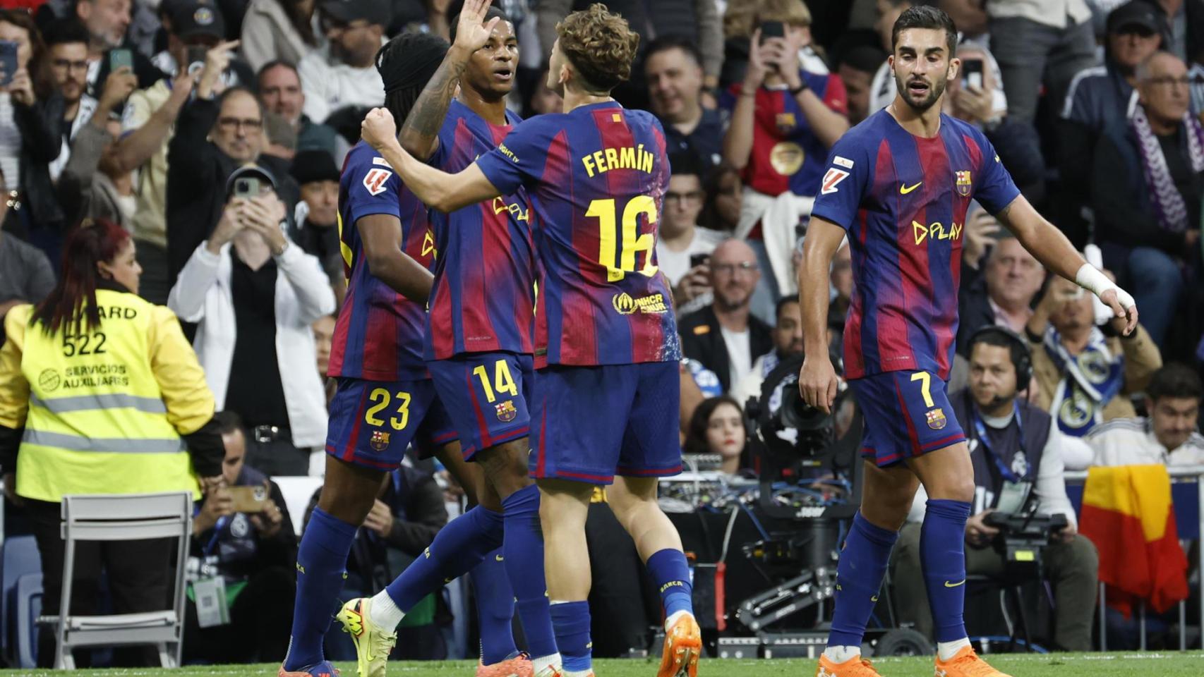 Los futbolistas del Barça celebran el gol de Fermín al Real Madrid