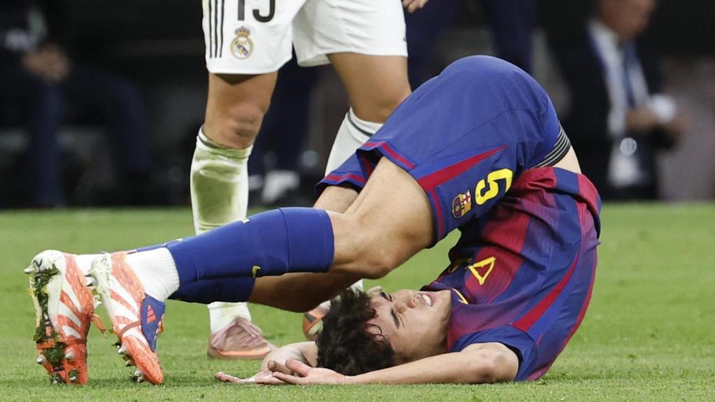 Pau Cubarsí cau amb l'esquena sobre el gespa en el clàssic Real Madrid-Barça