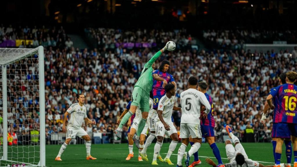 Jules Koundé disputa la rematada a Thibaut Courtois a la sortida d’un córner en el clàssic Reial Madrid-Barça
