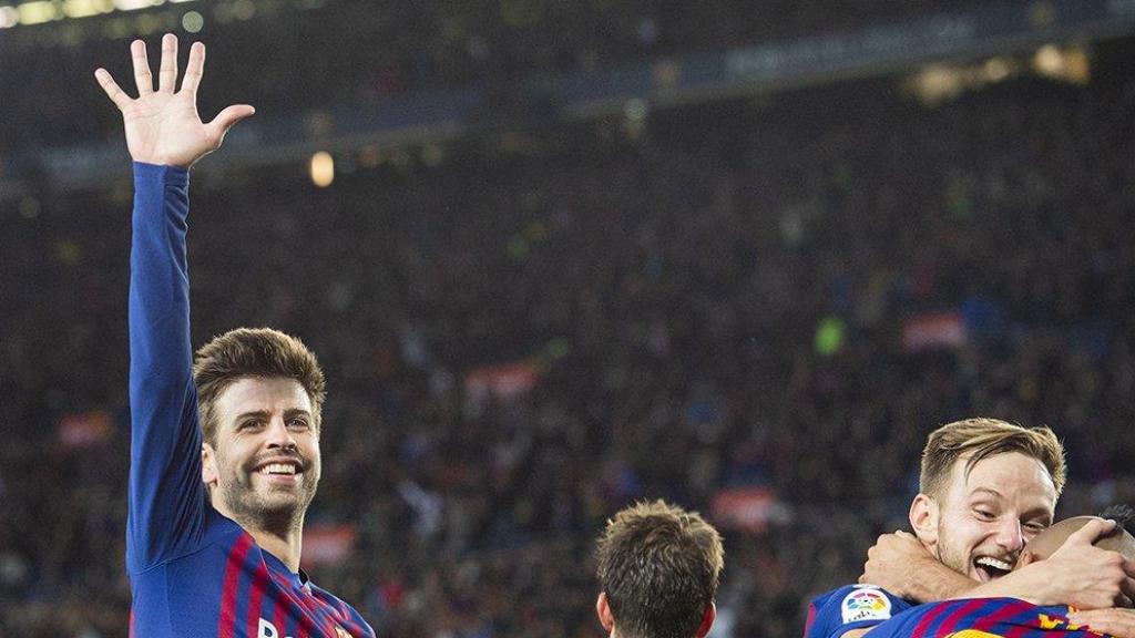 Gerard Piqué saluda amb la 'maneta' a la grada del Camp Nou durant un clàssic (5-1)