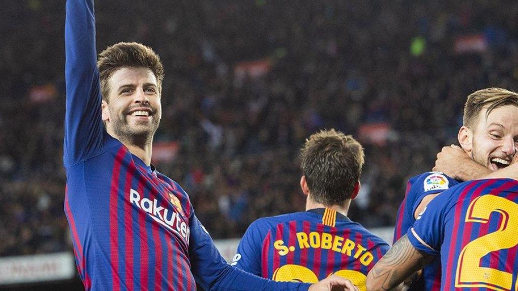 Gerard Piqué saluda amb la 'maneta' a la graderia del Camp Nou durant un clàssic (5-1)
