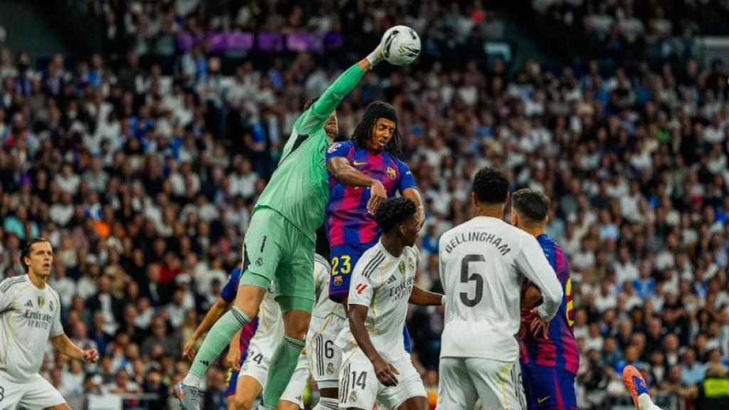 Jules Koundé disputa el remate a Thibaut Courtois a la salida de un córner en el clásico Real Madrid-Barça