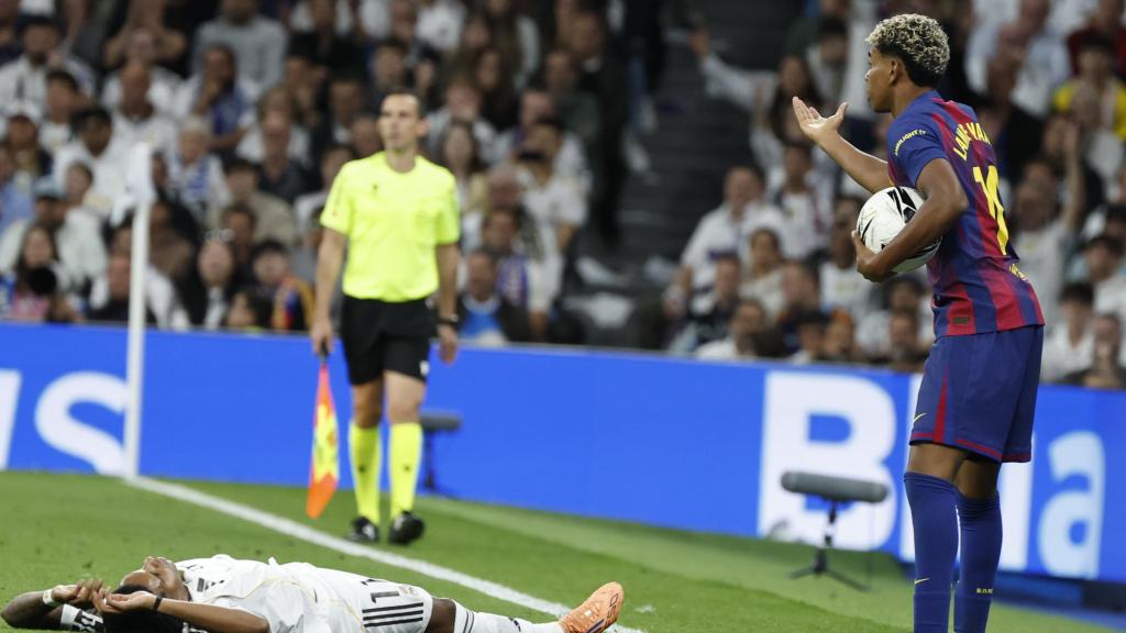 Lamine Yamal protesta por una falta durante el clásico contra el Real Madrid