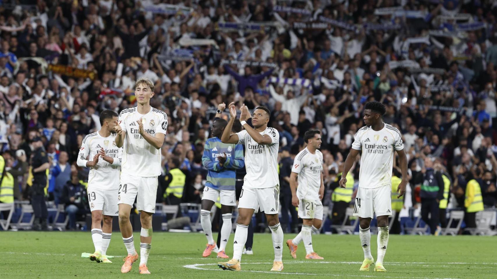 Los jugadores del Real Madrid celebran la victoria contra el Barça en un Bernabéu lleno