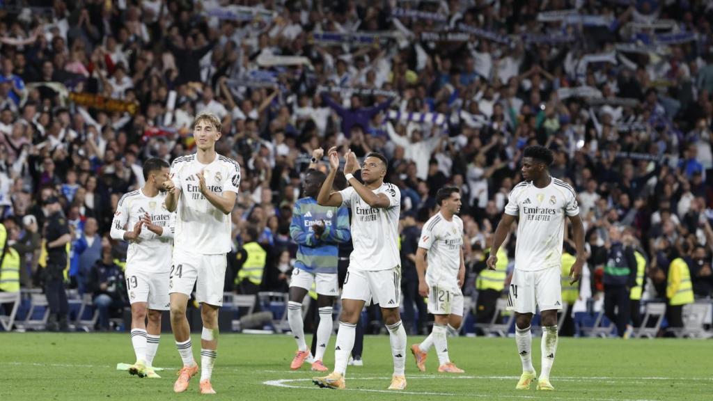 Los jugadores del Real Madrid celebran la victoria contra el Barça en un Bernabéu lleno